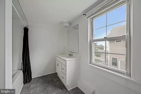 Bath - 305 Walnut St, Milton, DE 19968 photo 3 of 5