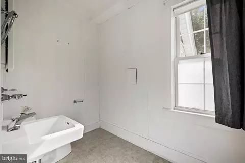 Bath - 305 Walnut St, Milton, DE 19968 photo 4 of 5