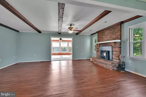 Living - 32298 Hastings Dr, Laurel, DE 19956 photo 2 of 4