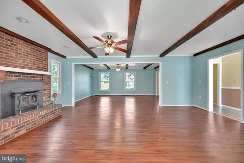 Living - 32298 Hastings Dr, Laurel, DE 19956 photo 3 of 4