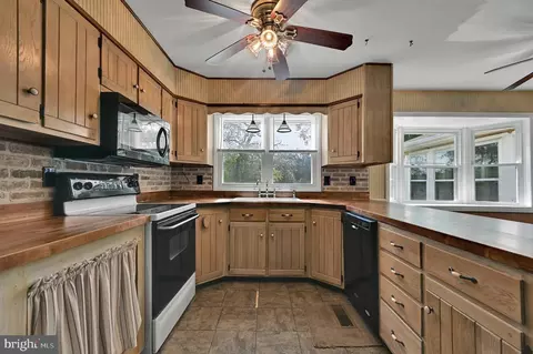 Kitchen - 32298 Hastings Dr, Laurel, DE 19956 photo 2 of 5