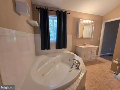 Bath - 129 Tulip Dr, Lewes, DE 19958 photo 4 of 4