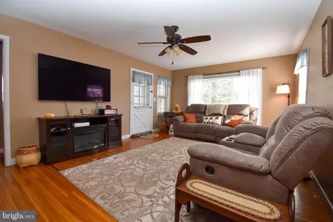 Living - 309 Robinson St, Georgetown, DE 19947 photo 1 of 3