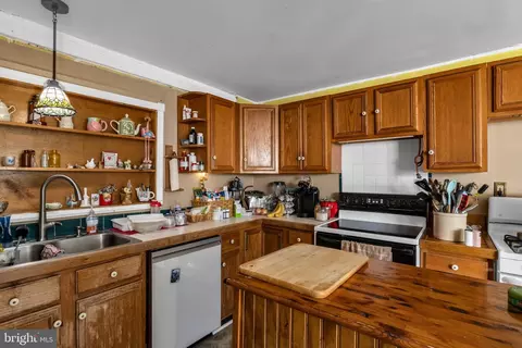 Kitchen - 21422 E Piney Grove Rd, Georgetown, DE 19947 photo 1 of 2
