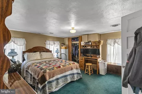 Bedroom - 21422 E Piney Grove Rd, Georgetown, DE 19947 photo 1 of 5