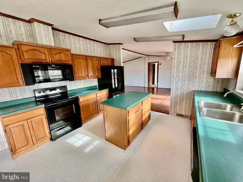 Kitchen - 16583 Laurel Rd, Laurel, DE 19956 photo 3 of 5