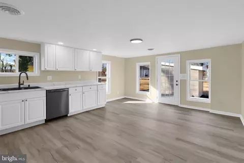 Living - 110 E Kings St, Seaford, DE 19973 photo 1 of 1