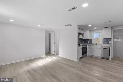 Entry Way - 405 Park Ln, Laurel, DE 19956 photo 1 of 13