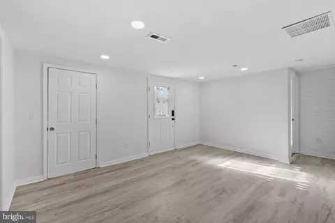 Living - 405 Park Ln, Laurel, DE 19956 photo 1 of 1