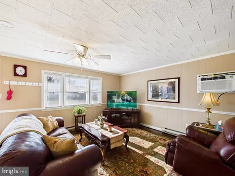 Living - 10181 Marvil Dr, Laurel, DE 19956 photo 2 of 3