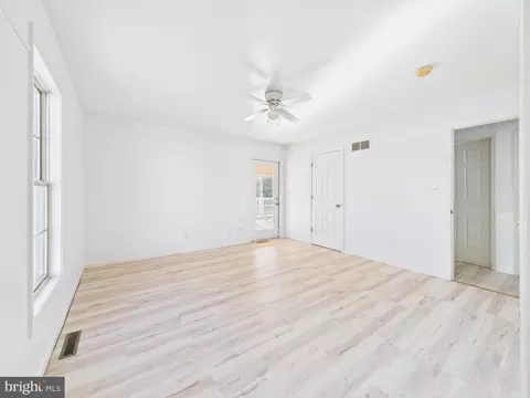 Living - 23338 Park Ave, Georgetown, DE 19947 photo 3 of 3