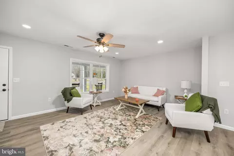 Living - 38001 Saint George Rd, Delmar, DE 19940 photo 1 of 2