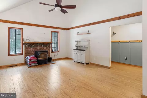 Living - 30845 Al Jan Dr, Laurel, DE 19956 photo 3 of 5
