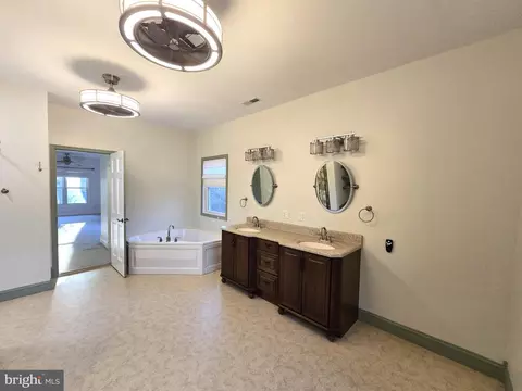 Bath - 26770 Deep Branch Rd, Milton, DE 19968 photo 1 of 5