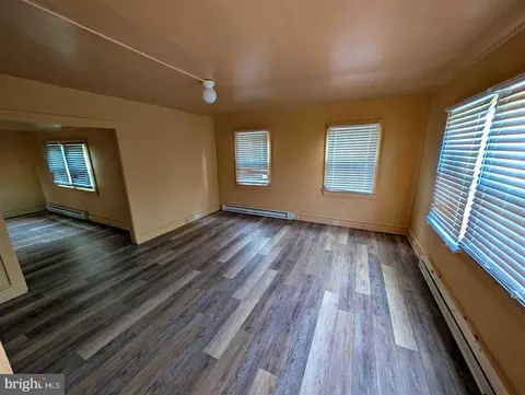 Living - 15 E 4th St, Blades, DE 19973 photo 2 of 3