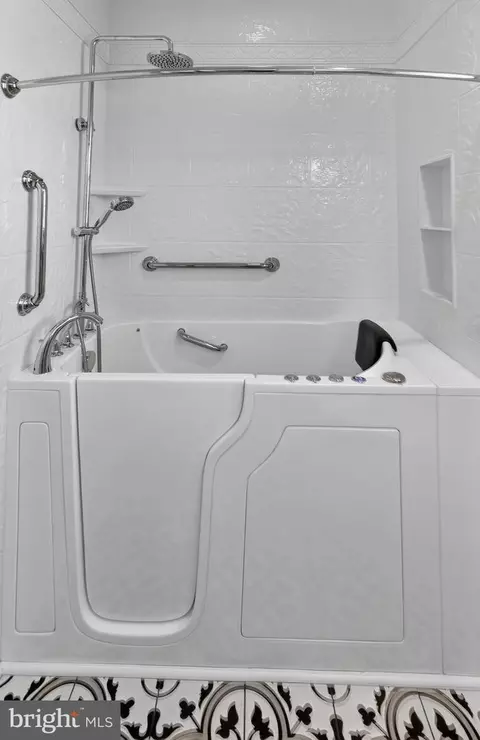 Bath - 324 E Sixth St, Blades, DE 19973 photo 5 of 5