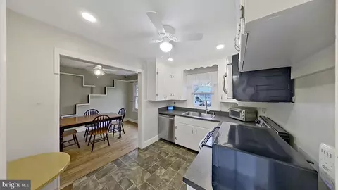 Entry Way - 128 Brooklyn Ave, Laurel, DE 19956 photo 2 of 11