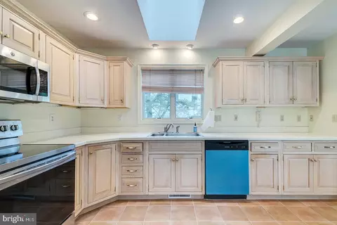 Kitchen - 208 Pond View Dr, Bethany Beach, DE 19930 photo 3 of 4