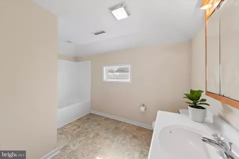 Bath - 305 E Jewell St, Delmar, DE 19940 photo 2 of 2