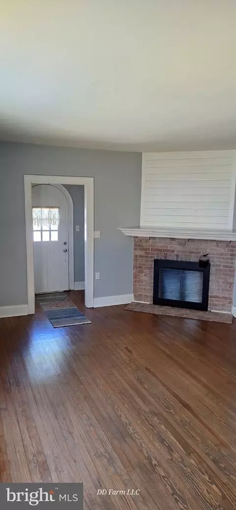 Living - 231 W Pine St, Georgetown, DE 19947 photo 3 of 3