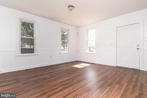 Living - 235 W 10 St, Laurel, DE 19956 photo 3 of 11