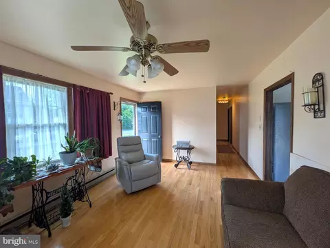 Living - 120 E Locust St, Seaford, DE 19973 photo 1 of 3