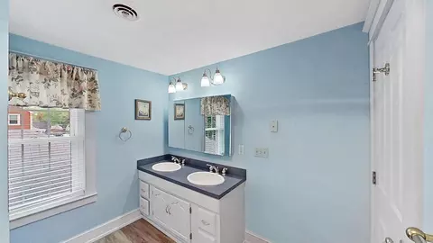 Bath - 405 Union St, Milton, DE 19968 photo 2 of 3