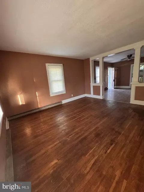 Living - 305 Rosa St, Georgetown, DE 19947 photo 3 of 4