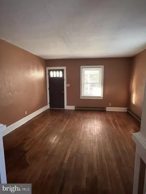 Living - 305 Rosa St, Georgetown, DE 19947 photo 2 of 4