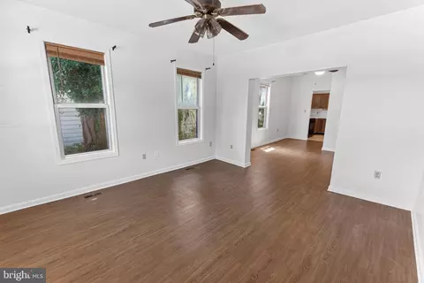 Living - 102 Delaware Ave, Delmar, DE 19940 photo 3 of 4