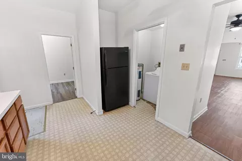 Entry Way - 102 Delaware Ave, Delmar, DE 19940 photo 4 of 11