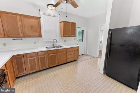 Entry Way - 102 Delaware Ave, Delmar, DE 19940 photo 3 of 11