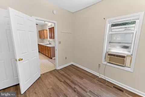 Entry Way - 102 Delaware Ave, Delmar, DE 19940 photo 5 of 11