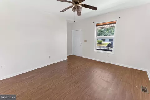 Living - 102 Delaware Ave, Delmar, DE 19940 photo 2 of 4