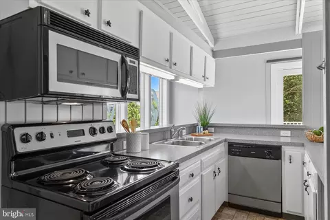 Kitchen - 39674 Heron Rd, Bethany Beach, DE 19930 photo 2 of 3