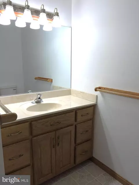 Bath - 2 S Shore Dr, Lincoln, DE 19960 photo 5 of 6