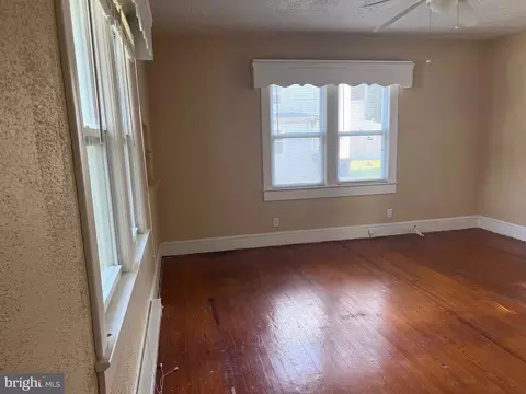 Living - 402 Willow St, Laurel, DE 19956 photo 3 of 3