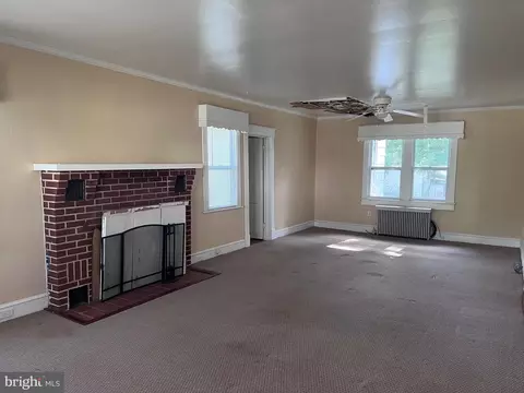 Living - 402 Willow St, Laurel, DE 19956 photo 1 of 3