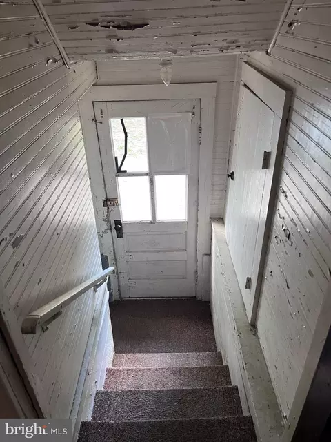 Entry Way - 402 Willow St, Laurel, DE 19956 photo 2 of 6