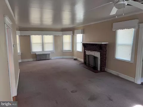 Living - 402 Willow St, Laurel, DE 19956 photo 2 of 3