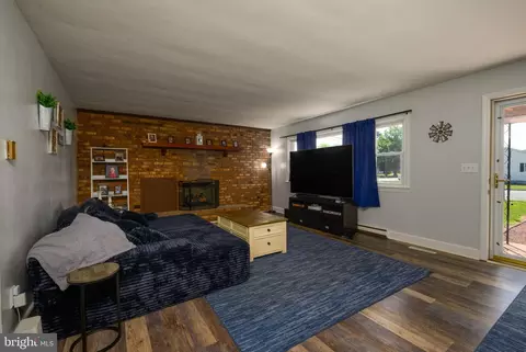 Living - 102 Edward St, Georgetown, DE 19947 photo 2 of 2