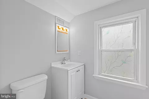 Bath - 414 Pine St, Milton, DE 19968 photo 4 of 4