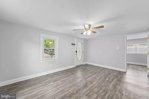 Living - 414 Pine St, Milton, DE 19968 photo 2 of 3