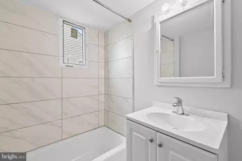 Bath - 414 Pine St, Milton, DE 19968 photo 2 of 4