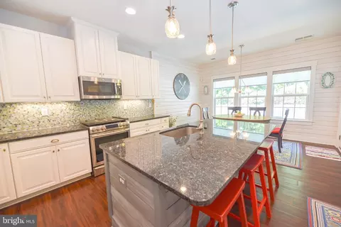 Kitchen - 33112 Ogre Dr, Ocean View, DE 19970 photo 3 of 6