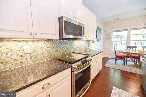 Kitchen - 33112 Ogre Dr, Ocean View, DE 19970 photo 4 of 6