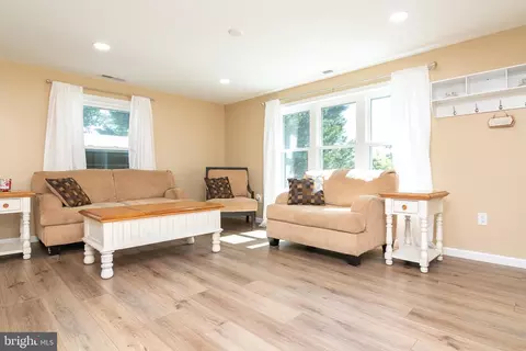 Living - 41 Dorothy Cir, Ocean View, DE 19970 photo 2 of 4