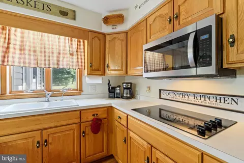 Kitchen - 13899 Seashore Hwy, Georgetown, DE 19947 photo 4 of 5