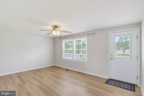 Living - 615 Wilson St, Laurel, DE 19956 photo 2 of 3