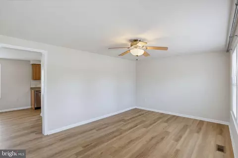 Living - 615 Wilson St, Laurel, DE 19956 photo 1 of 3
